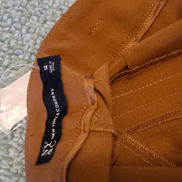 Women's Clothing - Picture 3 of 6